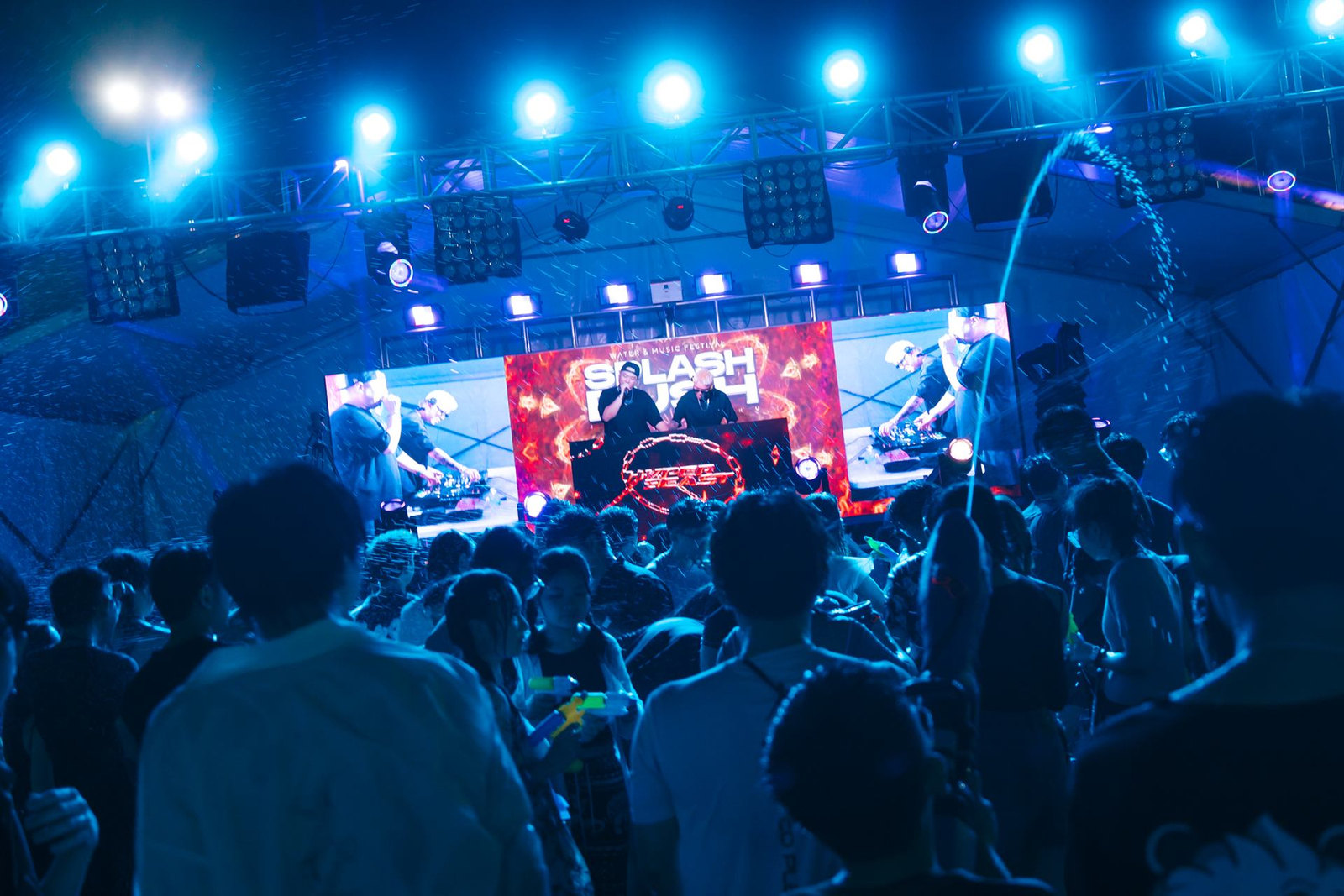 Splash Rush stage, lighting and crowd